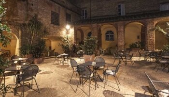 chiostro night